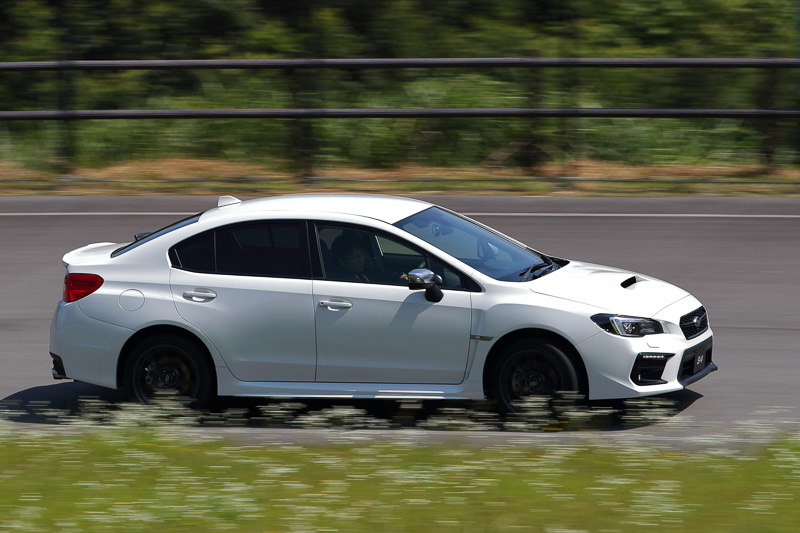 レヴォーグと同じく大幅改良が行なわれた「WRX S4」。ボディサイズは4595×1795×1475mm（全長×全幅×全高）で、ホイールベースは2650mm、最低地上高は135mm。最高出力221kW（300PS）/5600rpm、最大トルク400Nm（40.8kgm）/2000-4800rpmを発生する水平対向4気筒DOHC 2.0リッターエンジンを搭載し、CVT（スポーツリニアトロニック）を組み合わせる