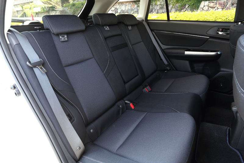 新型レヴォーグではメーカーオプションで「コールドウェザーパック」を選択すると、ファブリック/トリコットシートでもフロントシートヒーターが装着される