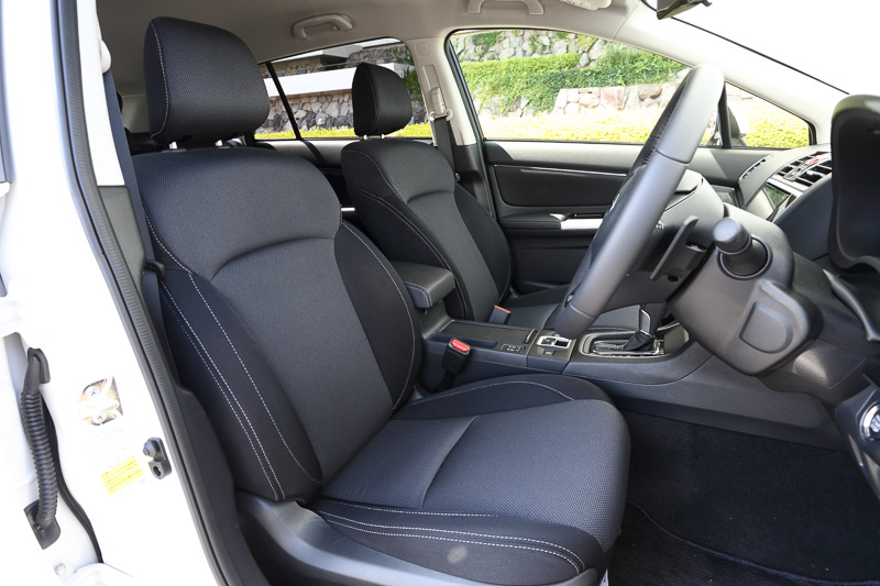 新型レヴォーグではメーカーオプションで「コールドウェザーパック」を選択すると、ファブリック/トリコットシートでもフロントシートヒーターが装着される