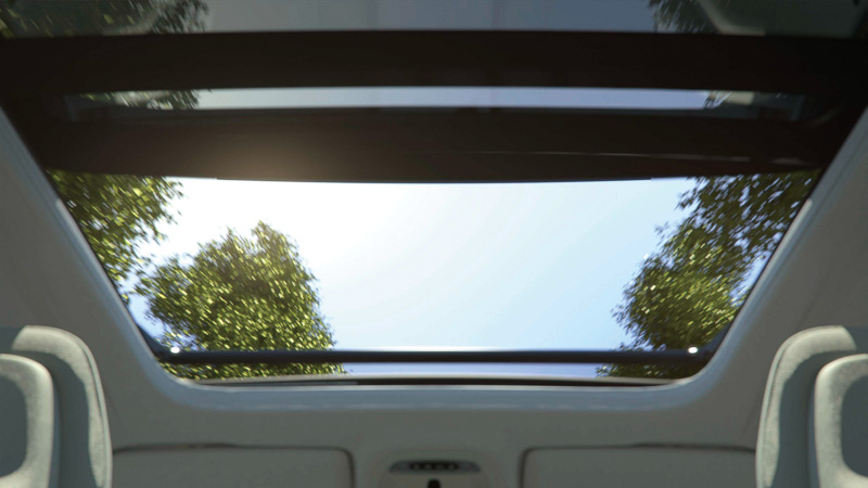 外光を採り入れて車内を明るく演出する「チルトアップ機構付電動パノラマ・ガラス・サンルーフ」も標準装備