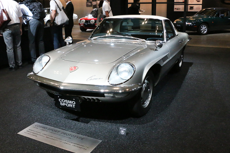 「コスモスポーツ」のプロトタイプ。ロータリーエンジンの信頼性を確認する実走行テストを行なった車両を展示