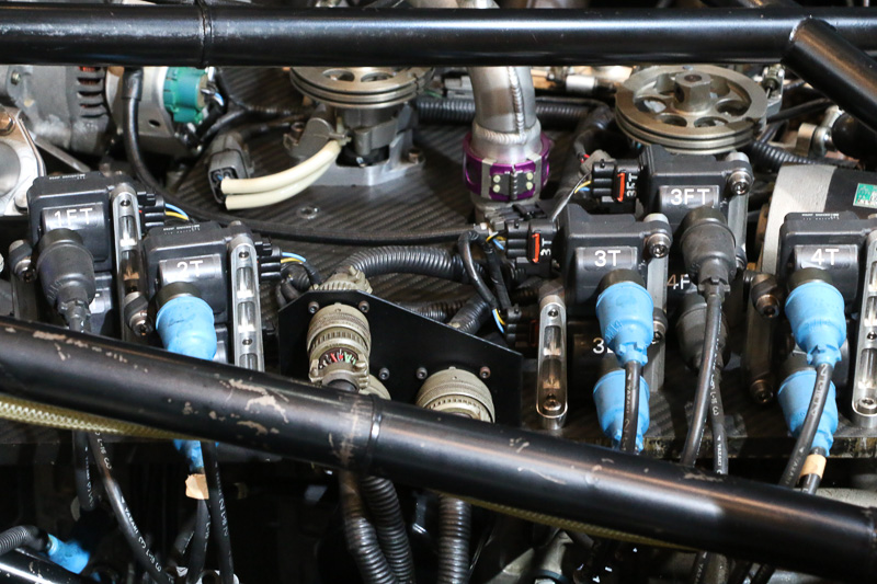 ボディ後方は開いていて、搭載されているエンジンを見ることができる