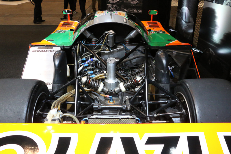 ボディ後方は開いていて、搭載されているエンジンを見ることができる