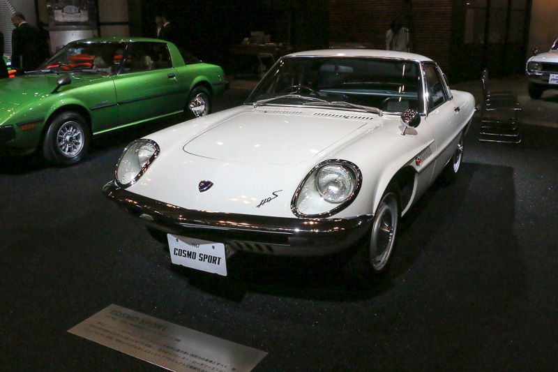 1967年に発売されたマツダ初のロータリーエンジンを搭載したコスモスポーツの量産車。6年間でわずか1176台しか生産されなかったという