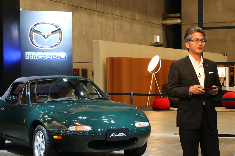 レストアされた「ロードスター」の車両と山本氏