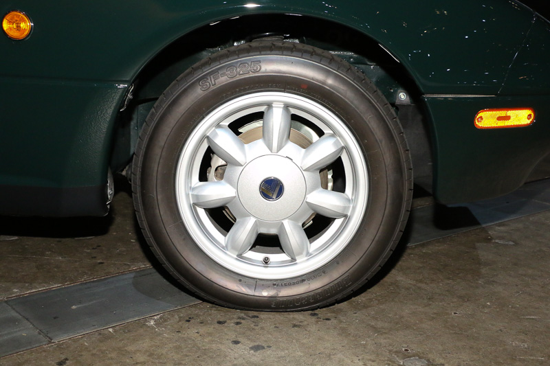タイヤは復刻版のブリヂストン製タイヤ「SF325」を装着