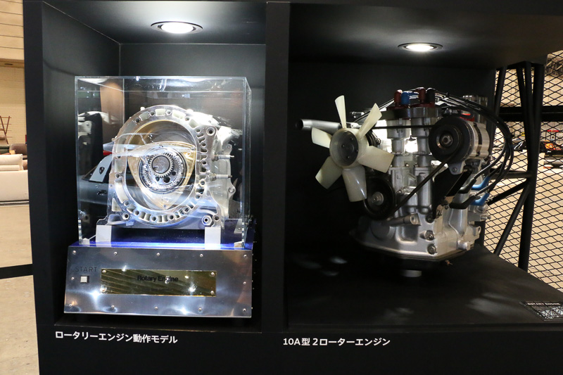 ロータリーエンジンの動作モデルと2ローターエンジンの「10A」型が展示されていた。動作モデルはボタンを押して動かす