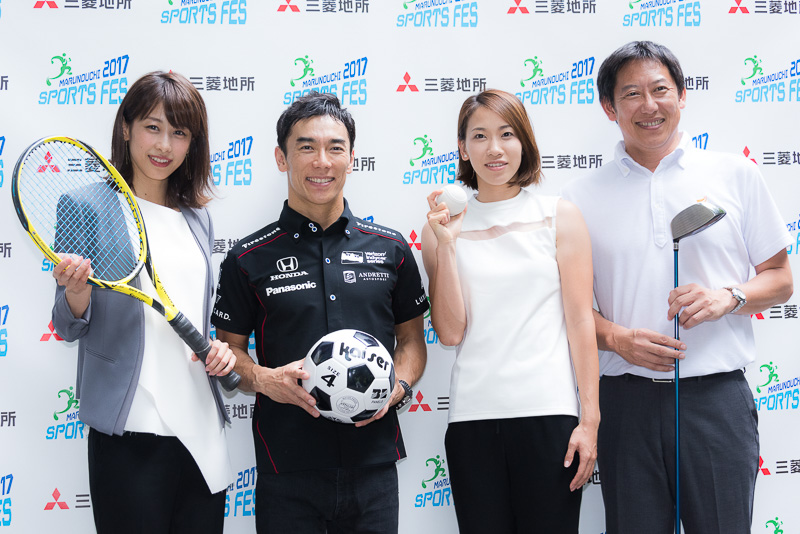 「MARUNOUCHI SPORTS FES 2017」のオープニングイベントで、佐藤琢磨選手（左から2番目）がスポーツ庁 長官 鈴木大地氏（右端）や女子短距離陸上 福島千里選手（右から2番目）、フリーアナウンサーの加藤綾子さん（左端）とともに登場