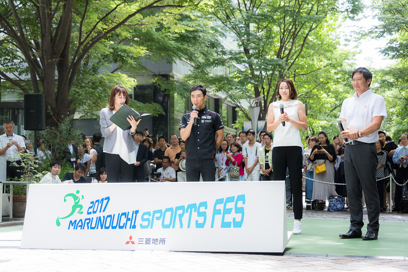 丸の内の仲通りで行なわれたオープニングイベント。一時帰国した佐藤琢磨選手などの姿を見ようと、周囲には多くの観客がつめかけた