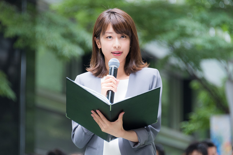 司会はフリーアナウンサーの加藤綾子さんが務めた
