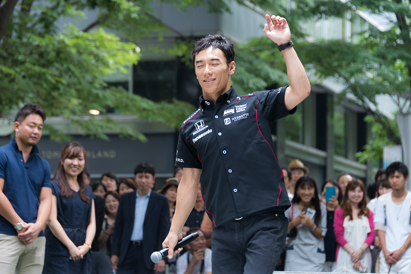 佐藤琢磨選手はバランス感覚を測定する「閉眼片足立ち」に挑戦。同年代の平均が34秒に対し、40.75秒と高いバランス能力を見せた