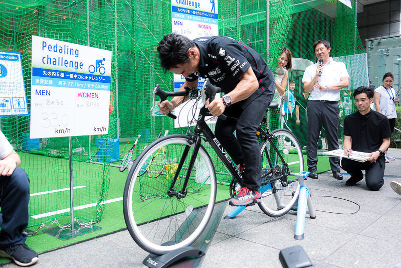 同イベントで体験できるルームバイクに佐藤琢磨選手が参加。ややペダルが足に合わなかったようで、最高速は55km/hという結果に