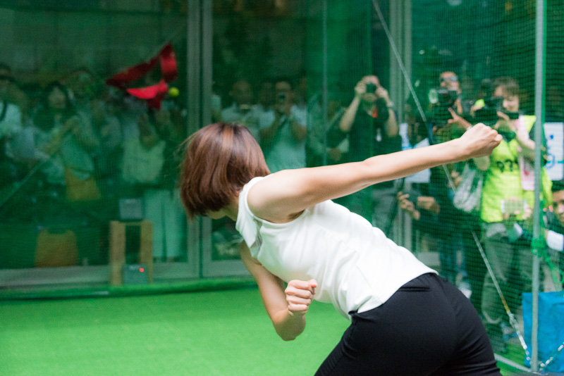 福島選手はピッチングを体験