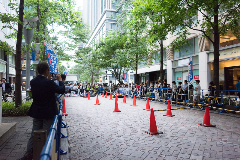 仲通りの車道に作られたカート用の特設コース