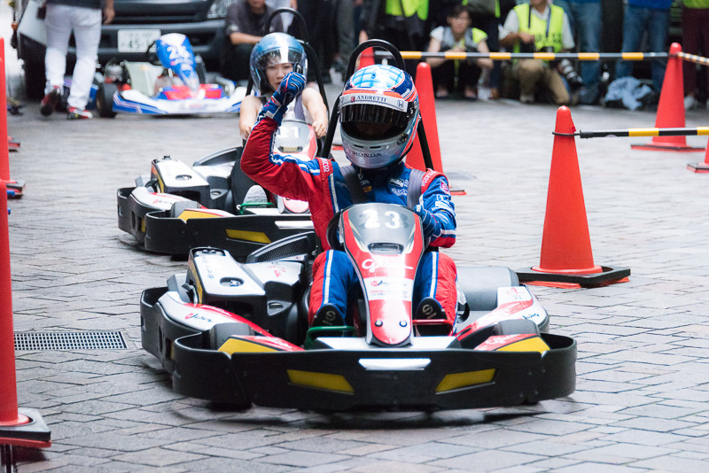 佐藤琢磨選手（前方）が福島選手（後方）らとデモ走行を行なった