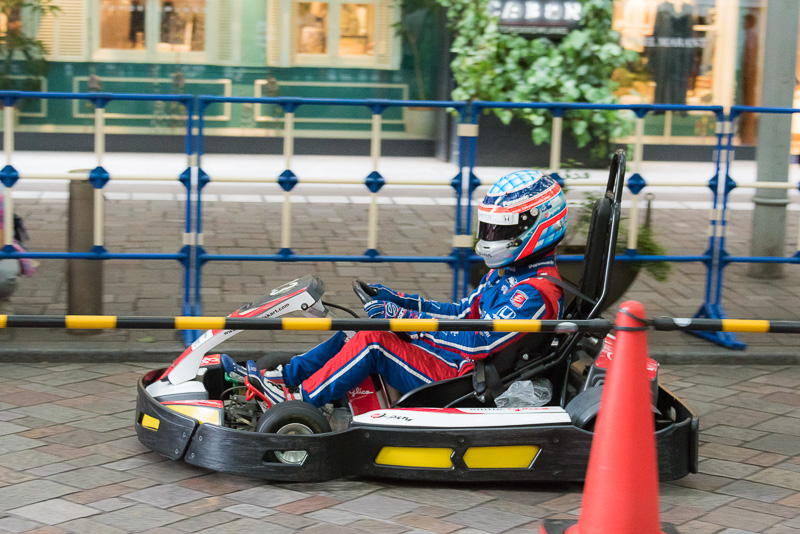 佐藤琢磨選手が着用したのは、インディ500優勝時に着用したものと同じデザインのレーシングスーツ