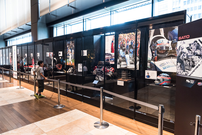 新丸ビル 3階のアトリウムで開催されている、さまざまなスポーツ選手の愛用品を展示する「SPORTS MUSEUM」