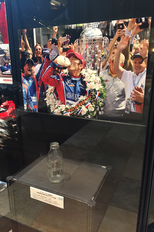 レンガで作られた優勝記念品は、佐藤琢磨選手が内閣総理大臣顕彰を受賞し、8月4日に開催された内閣総理大臣顕彰式で安倍晋三内閣総理大臣へ贈呈されたため、インディ500で優勝した際に佐藤選手が牛乳を飲み干した時に使用した牛乳瓶に変更されている（写真提供：丸の内PR事務局）