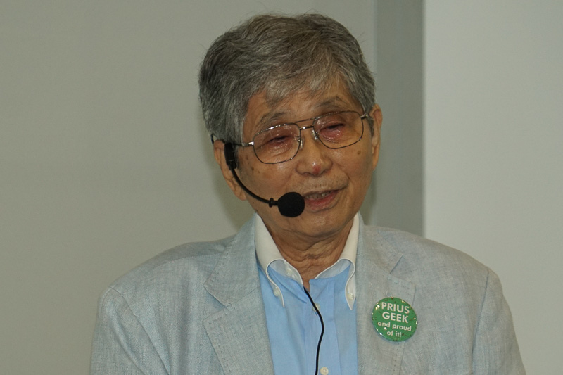 アメリカのオーナーが作ったバッヂを付ける山口氏