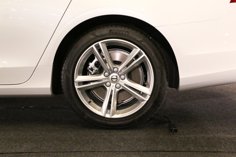 V90 90th Anniversary Edition専用デザインのホイールを装着