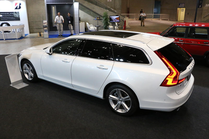 後席まで広がる「パノラマ・ガラス・サンルーフ」を特別装備