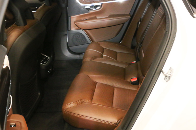 シートカラーに新色の「マルーンブラウン」を採用