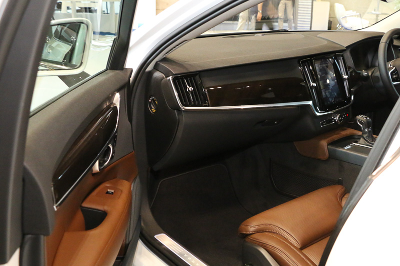 ドアとインパネのパネルに「バーチ・ウッド」を使用