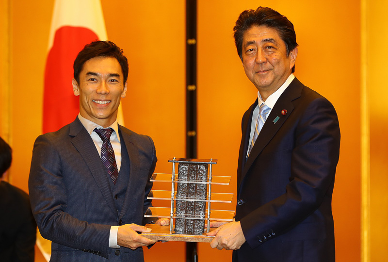 2017年インディ500優勝記念置物の贈呈記念写真（写真提供：（C）TSエンタープライズ）