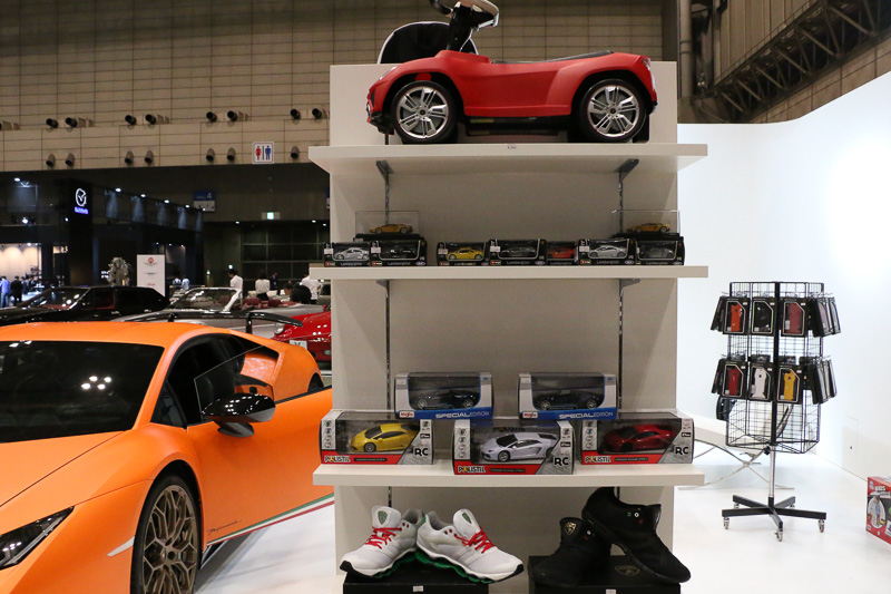 ミニカーなどのコレクションアイテムや日常使いできるグッズに加え、子供用のグッズも展示