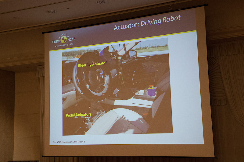 精度の高いテストを行なうために、ドライビングロボットをはじめさまざまな機器を使う。テストドライバーが行なっているのではないのだ