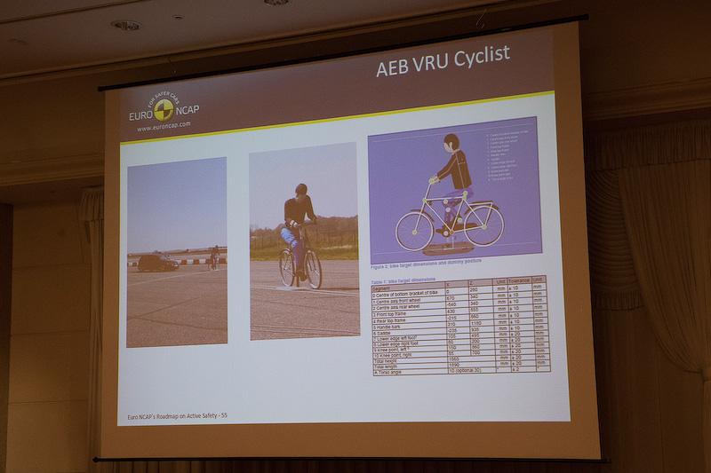 歩行者よりスピードレンジの高い自転車に対する衝突被害軽減ブレーキを作動させるには、より視野角が広いセンサーが必要になるとのこと