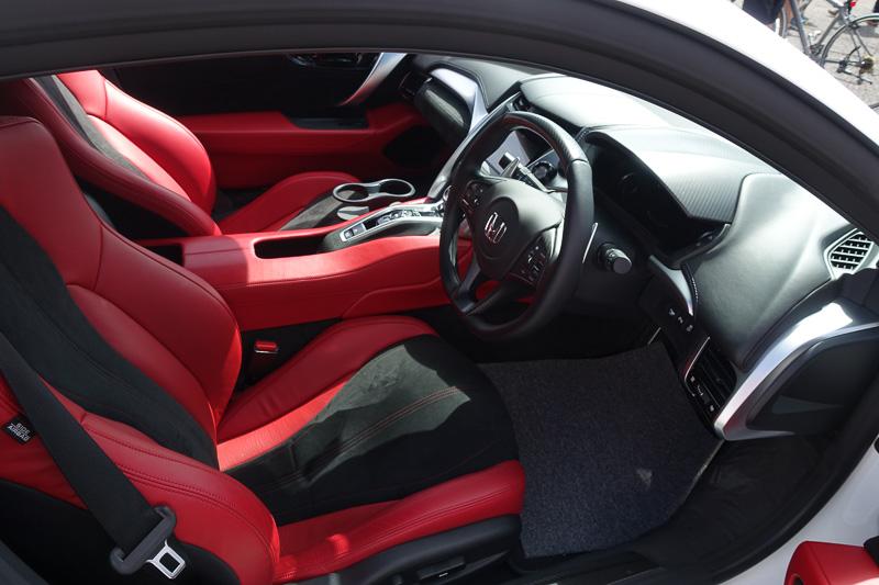 NSXのインテリア。時刻によってコクピット体験ができるとのこと