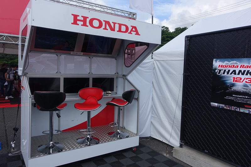 タイミングモニタブース。チーム監督が座っていたりするやつです