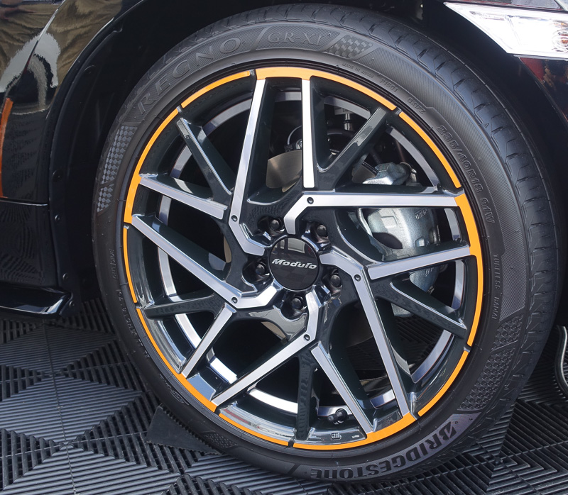 各部にオレンジカラーを活かしたパーツを用意。Modulo アルミホイールで足下を引き締めている