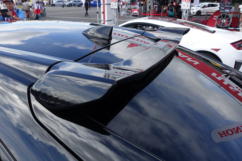 各部にオレンジカラーを活かしたパーツを用意。Modulo アルミホイールで足下を引き締めている