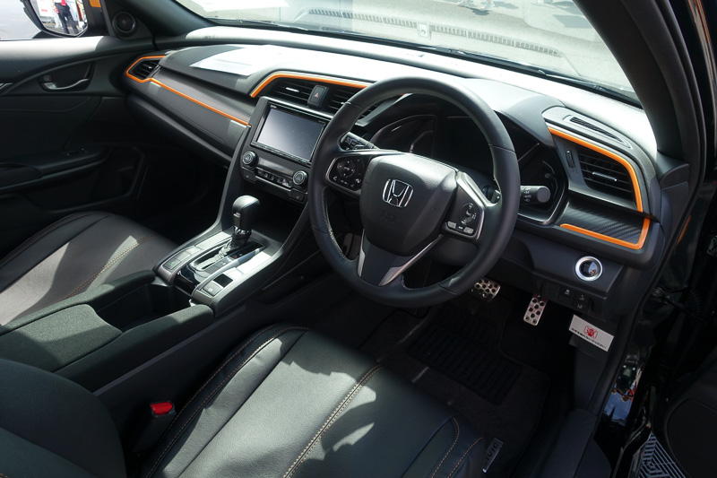 新型「シビック ハッチバック」のインテリア。オレンジのワンポイントカラーがアクセントになっている