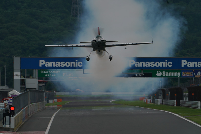 富士スピードウェイのメインストレートを超低空で飛行する室屋義秀選手