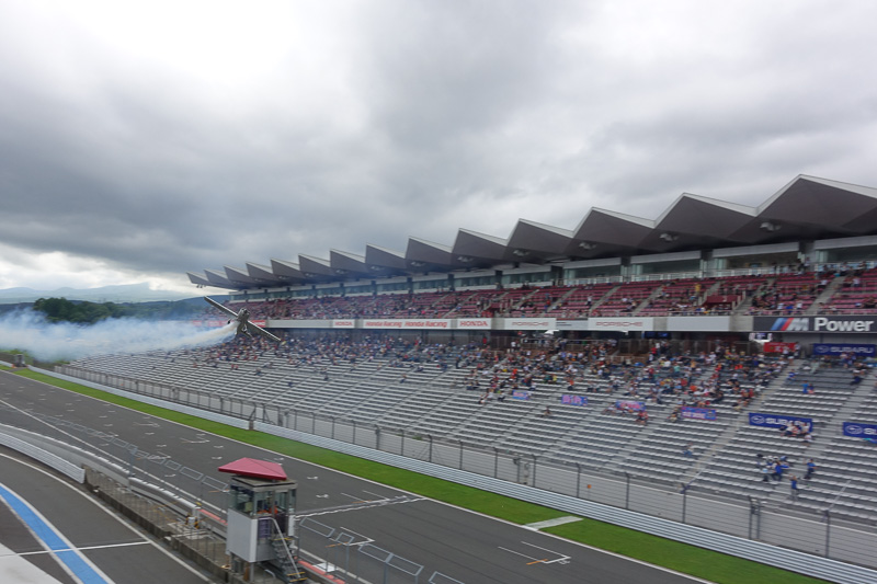 ストレートを飛行するシーンを連続写真で。高度が低い!!