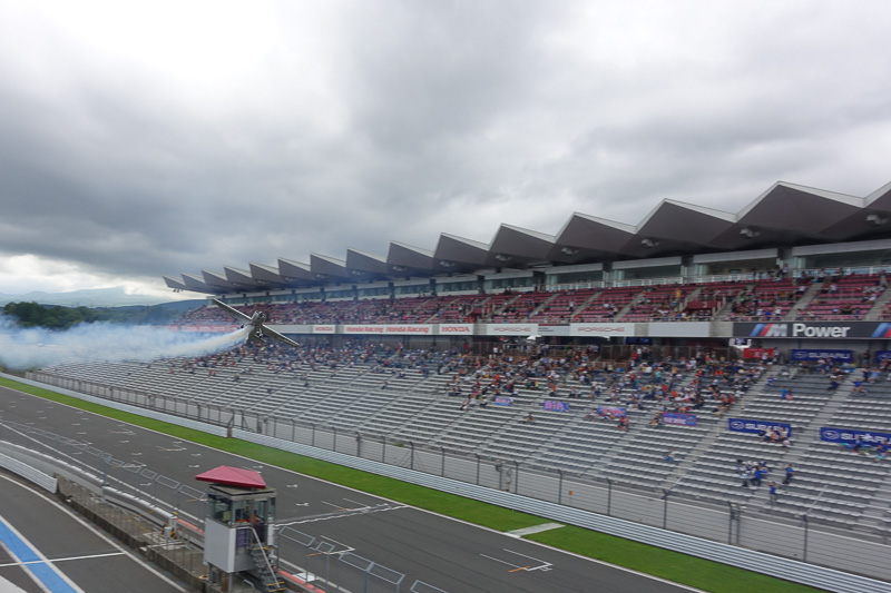 ストレートを飛行するシーンを連続写真で。高度が低い!!