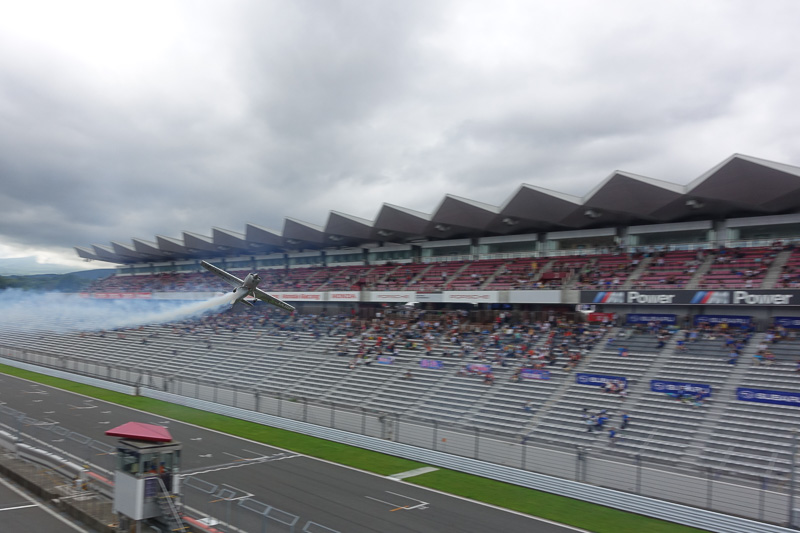 ストレートを飛行するシーンを連続写真で。高度が低い!!