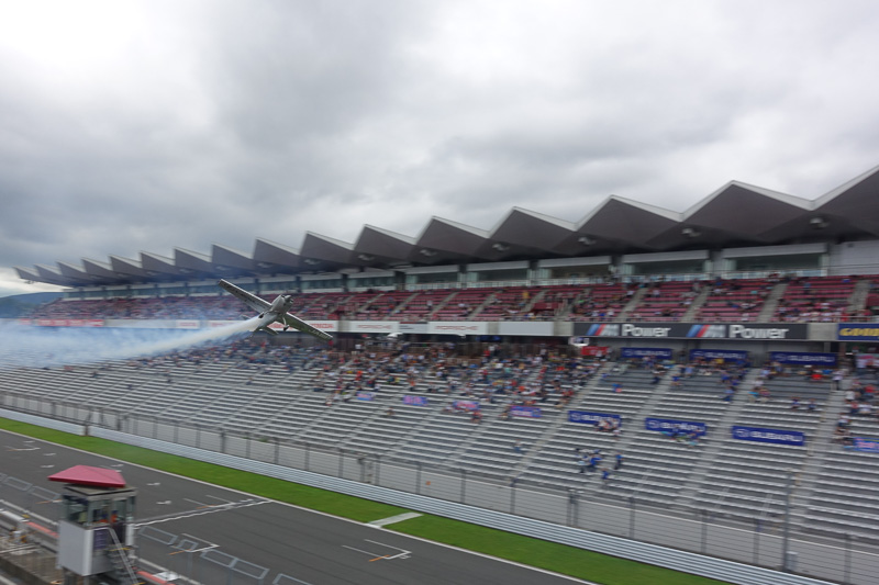 ストレートを飛行するシーンを連続写真で。高度が低い!!