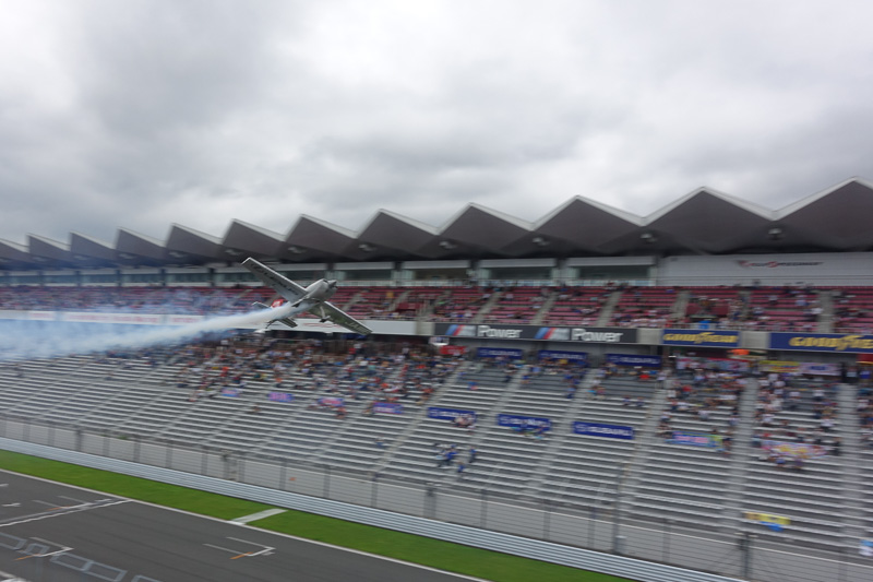 ストレートを飛行するシーンを連続写真で。高度が低い!!