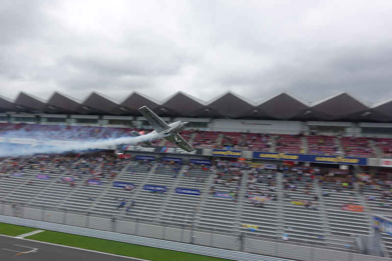 ストレートを飛行するシーンを連続写真で。高度が低い!!