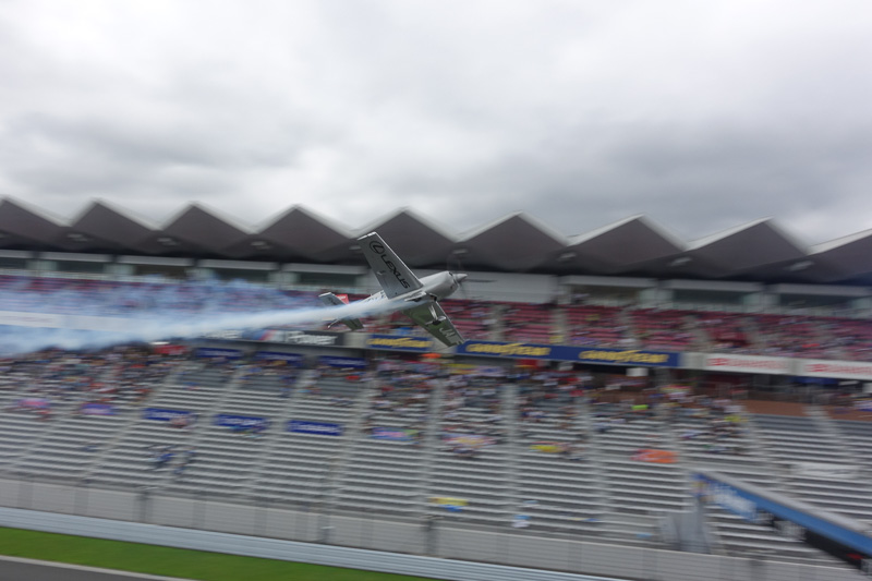 ストレートを飛行するシーンを連続写真で。高度が低い!!