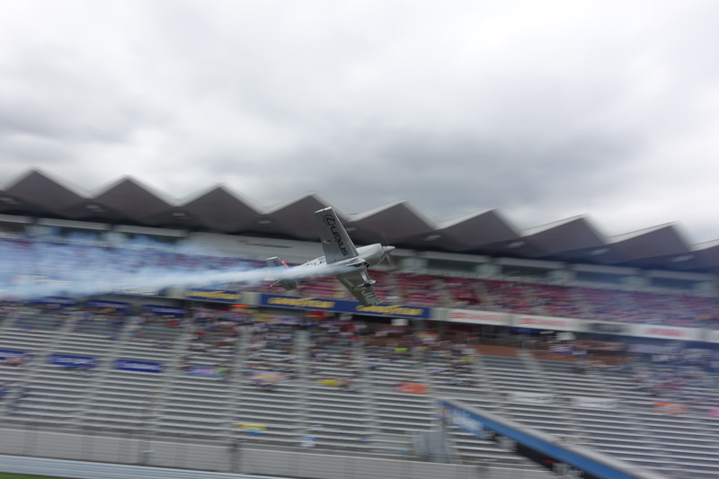 ストレートを飛行するシーンを連続写真で。高度が低い!!