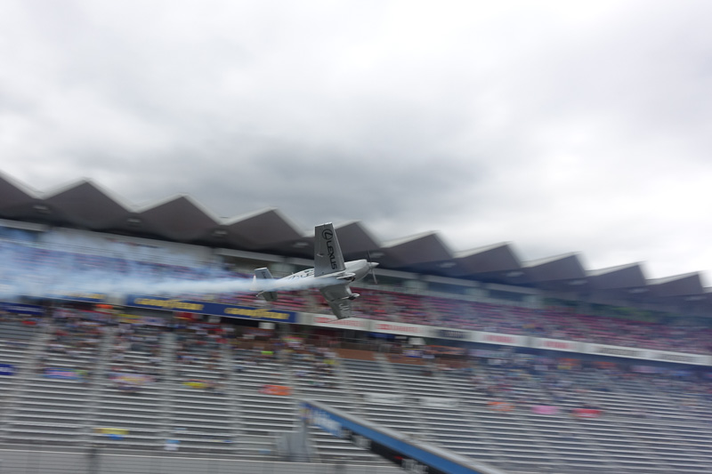 ストレートを飛行するシーンを連続写真で。高度が低い!!