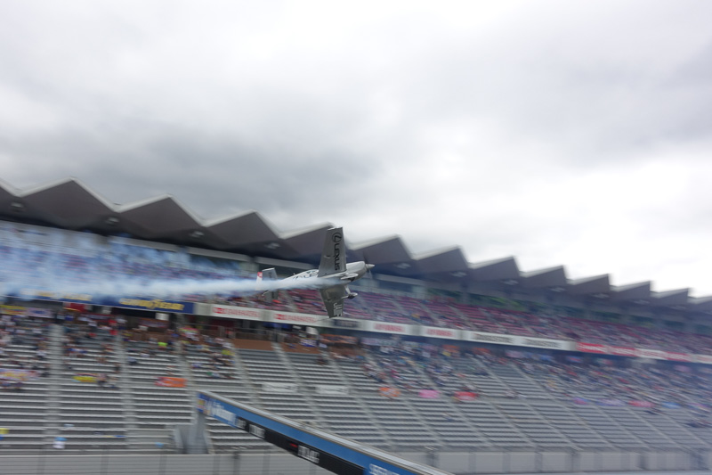 ストレートを飛行するシーンを連続写真で。高度が低い!!