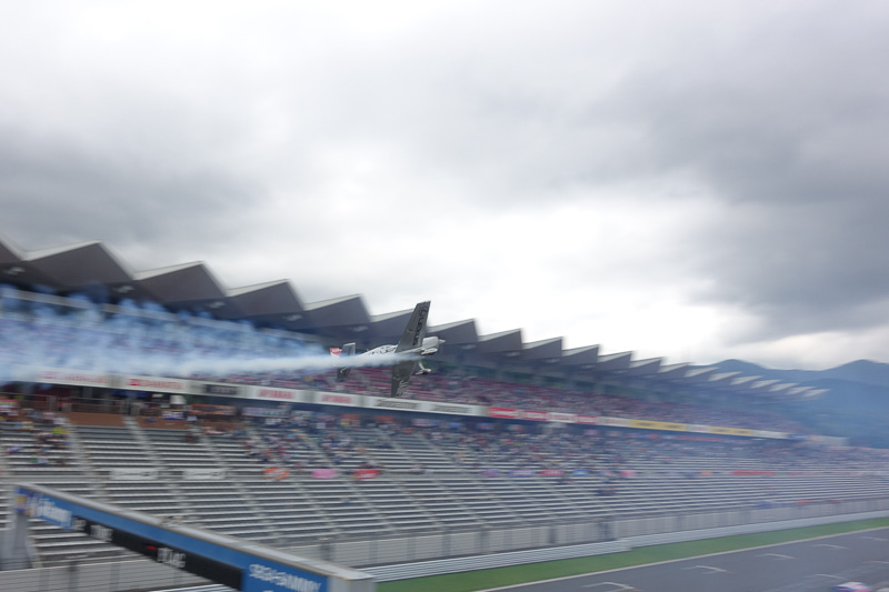 ストレートを飛行するシーンを連続写真で。高度が低い!!