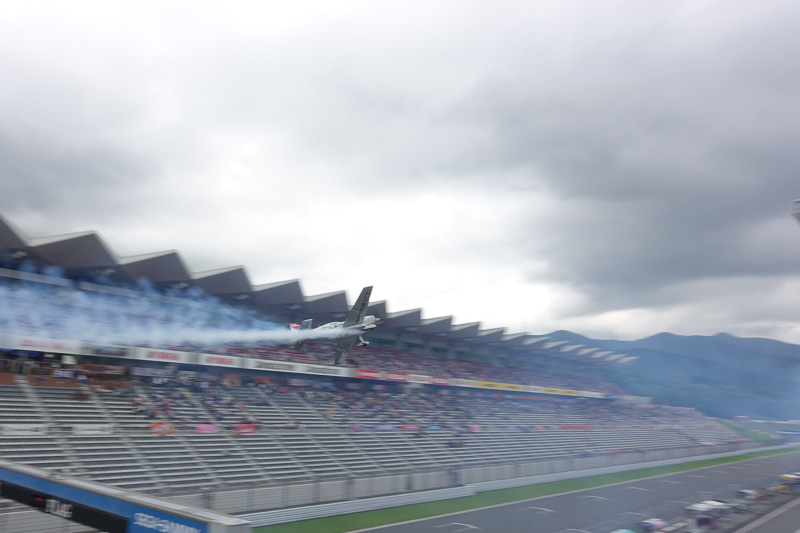 ストレートを飛行するシーンを連続写真で。高度が低い!!