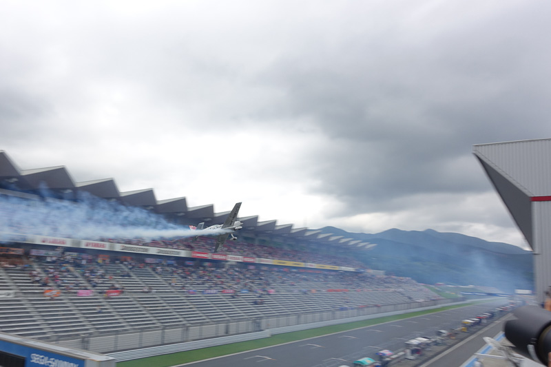 ストレートを飛行するシーンを連続写真で。高度が低い!!